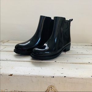 Short rain boots
